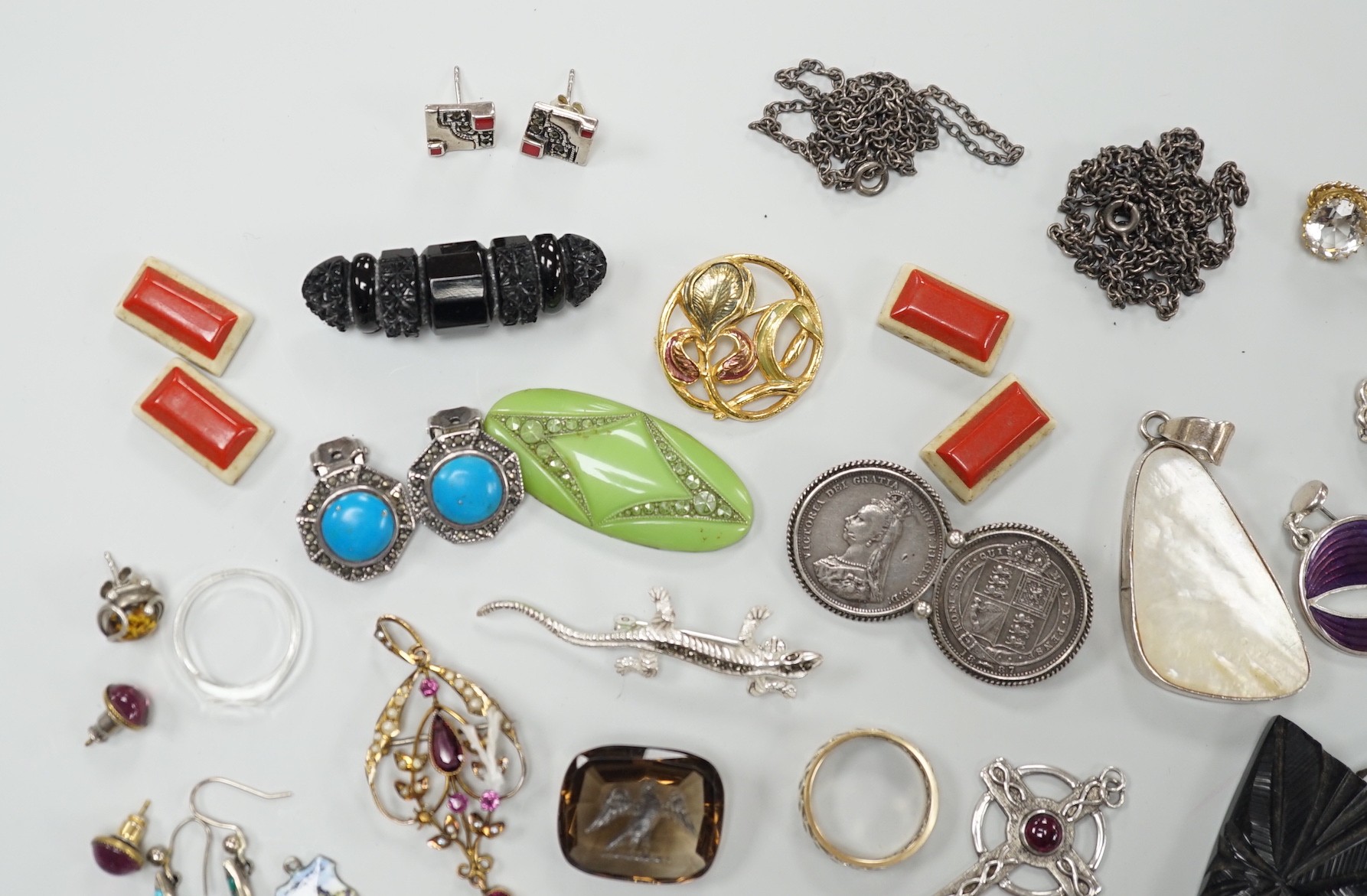 Mixed jewellery including an Edwardian yellow metal and gem set drop pendant, an unmounted intaglio citrine, eternity ring, 925 and marcasite lizard brooch, etc.